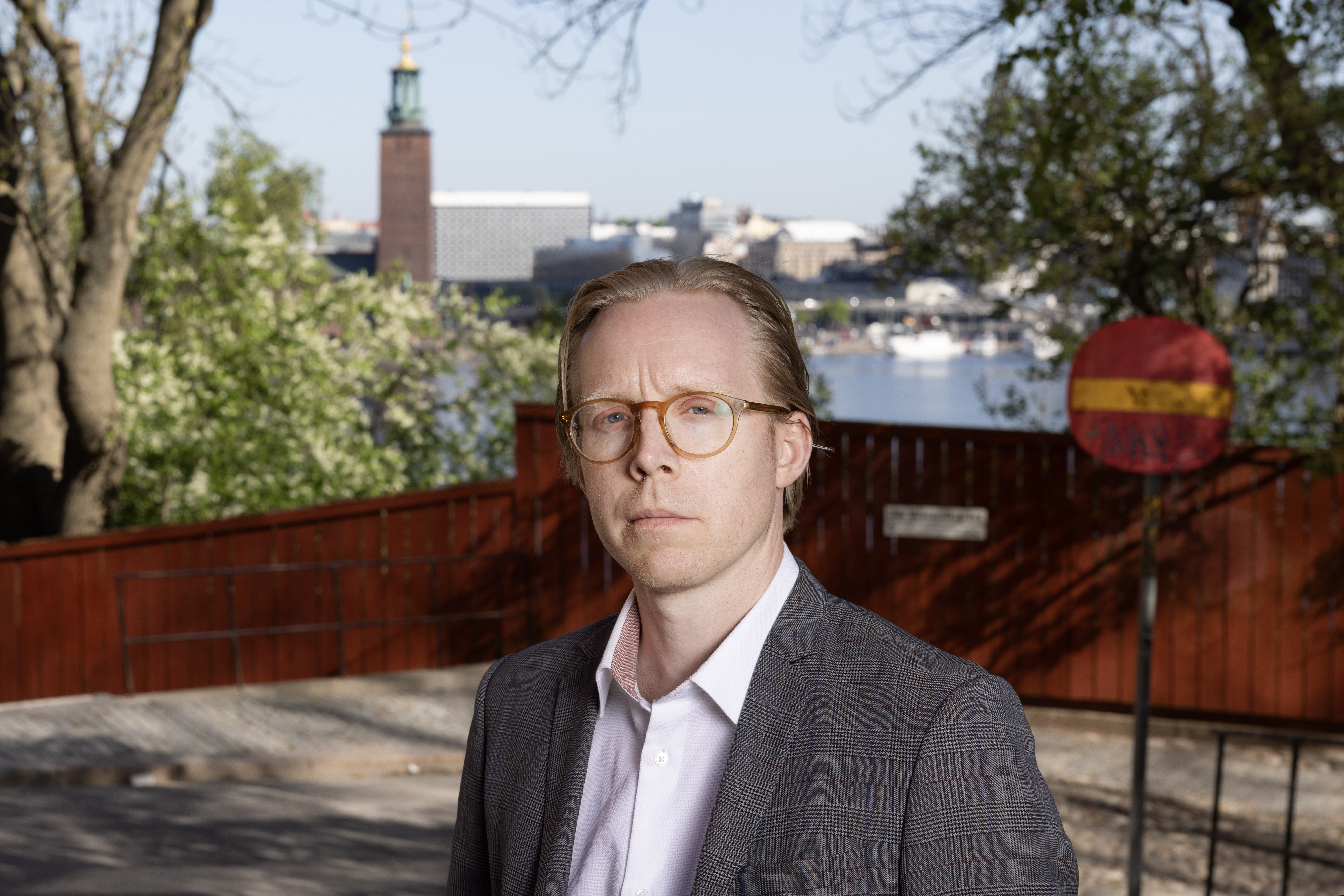 Advokaten Mattias mot bakgrund i stadsmiljö